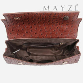 Bolsa Baguete Elegância Malka, Loja Mayzê Oficial, Loja Mayzê, Mayzê, mayze, Loja de bolsas, bolsas, bolsa, bolsa Malka, Malka, bolsa de couro, bolsa pro dia a dia, bolsa de ombro, tiracolo, bolsa em alta, bolsa na moda, bolsa tiktok, bolsa instagram, bolsa em conta, bolsa em promoção, frete grátis, bolsa em promoção, bolsa com divisorias, bolsa grande, bolsa pratica, bolsa bege, bolsa preta,  bolsa diferente, bolsa elegante, bolsa chique, bolsa chic, bolsa bonita