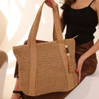 Loja Mayzê, Bolsa Lúara, bolsa espaçosa, bolsa grande, tote bag, bolsa de palha, bolsa de verão, bolsa feminina, bolsa moda praia, loja mayze, bolsa na promoção, bolsa elegante, bolsa versátil, loja mayzê oficial, loja mayzê confiável