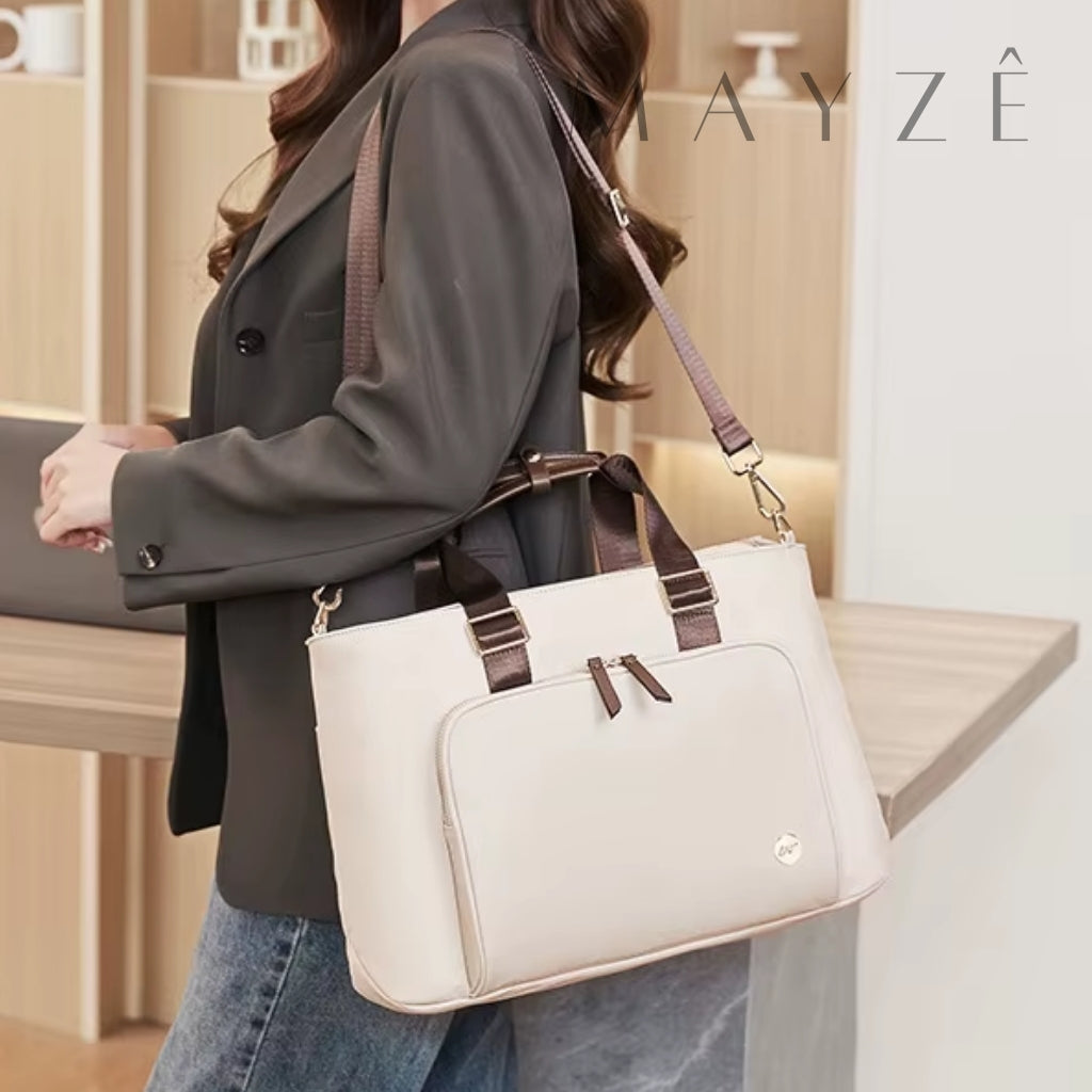 Bolsa Para Notebook Acadêmica Violet, Loja Mayzê Oficial, Loja Mayzê, Mayzê, mayze, Loja de bolsas, bolsas, bolsa de couro, bolsa pro dia a dia, crossbody, tiracolo, bolsa em alta, bolsa na moda, bolsa tiktok, bolsa instagram, bolsa em conta, bolsa em promoção, frete grátis, bolsa em promoção, bolsa com divisorias, bolsa bonita, bolsa pratica, bolsa Marrom, bolsa preta,  bolsa diferente, bolsa elegante, bolsa chique, bolsa bonita, notebook, bolsa para notebook, www.lojamayze.com.br, www.lojamayze.com