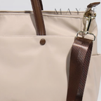 Bolsa Para Notebook Acadêmica Valencia, Loja Mayzê Oficial, Loja Mayzê, Mayzê, mayze, Loja de bolsas, bolsas, bolsa de couro, bolsa pro dia a dia, crossbody, tiracolo, bolsa em alta, bolsa na moda, bolsa tiktok, bolsa instagram, bolsa em conta, bolsa em promoção, frete grátis, bolsa em promoção, bolsa com divisorias, bolsa bonita, bolsa pratica, bolsa Marrom, bolsa preta,  bolsa diferente, bolsa elegante, bolsa chique, bolsa bonita, notebook, bolsa para notebook, www.lojamayze.com.br, www.lojamayze.com