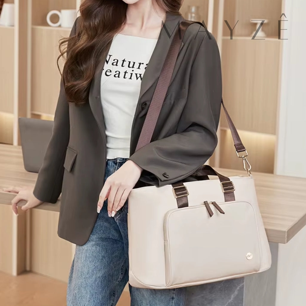 Bolsa Para Notebook Acadêmica Violet, Loja Mayzê Oficial, Loja Mayzê, Mayzê, mayze, Loja de bolsas, bolsas, bolsa de couro, bolsa pro dia a dia, crossbody, tiracolo, bolsa em alta, bolsa na moda, bolsa tiktok, bolsa instagram, bolsa em conta, bolsa em promoção, frete grátis, bolsa em promoção, bolsa com divisorias, bolsa bonita, bolsa pratica, bolsa Marrom, bolsa preta,  bolsa diferente, bolsa elegante, bolsa chique, bolsa bonita, notebook, bolsa para notebook, www.lojamayze.com.br, www.lojamayze.com