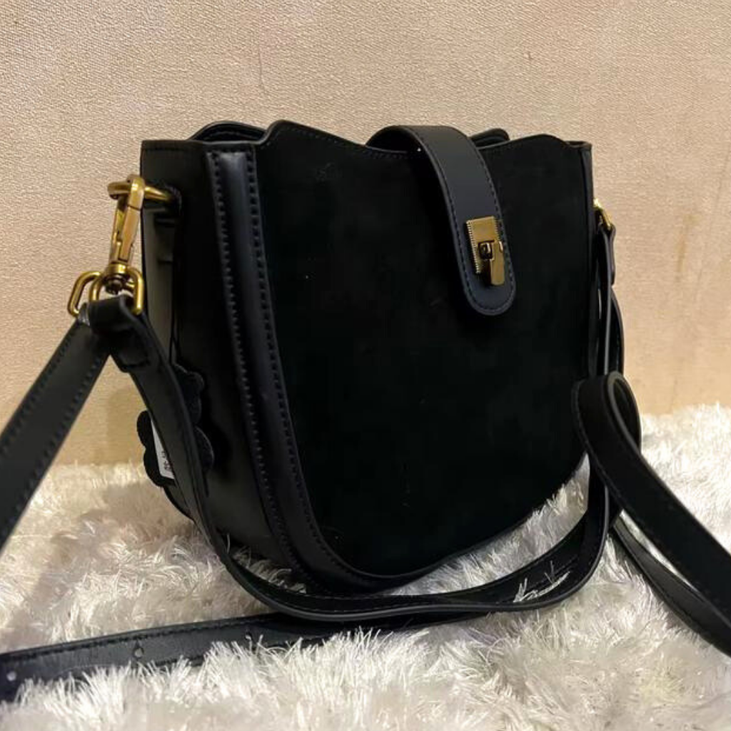 Bolsa Pequena Tiracolo Camurça Yvonne, Loja Mayzê, camurça, bolsa de camurça mayze, lojamayze.com, lojamayze.com.br