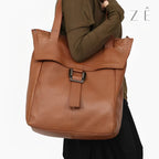 Bolsa Feminina Couro Legítimo Emma, Loja Mayzê, Bolsa Emma, bolsa de couro, bolsa de couro genuíno, bolsa de couro legítimo, bolsa durável, bolsa elegante, bolsa em alta, bolsa feminina, bolsa de mulher, bolsa versátil, bolsa da moda, bolsa de luxo, bolsa de grife, bolsa média, bolsa para o dia a dia, bolsa para uso diário, bolsa em promoção, bolsa da arezzo, bolsa da louis vuitton, bolsa da chanel, bolsa da gucci, mayze, loja mayze, www.lojamayze.com.br,www.lojamayze.com
