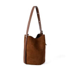 Bolsa Tiracolo Acamurçada Bucket Louise, Loja Mayzê, camurça, bolsa de camurça mayze, lojamayze.com, lojamayze.com.br