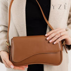 Bolsa Baguete Assimétrica Caren, Loja Mayzê, Bolsa Caren, bolsa famosa, bolsa de influencer, bolsa coringa, bolsa versátil, bolsa do tiktok, bolsa do instagram, bolsa famosa, bolsa em promoção,  mayze, mayzê