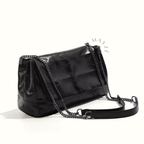 Bolsa Flap Feminina Laila, Loja Mayzê Oficial, Loja Mayzê, Mayzê, mayze, Loja de bolsas, bolsas, bolsa, bolsa Laila, Laila, bolsa de couro, bolsa pro dia a dia, bolsa de ombro, tiracolo, bolsa em alta, bolsa na moda, bolsa tiktok, bolsa instagram, bolsa em conta, bolsa em promoção, frete grátis, bolsa em promoção, bolsa com divisorias, bolsa grande, bolsa pratica, bolsa preta,  bolsa diferente, bolsa elegante, bolsa chique, www.lojamayze.com.br, www.lojamayze.com