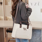 Bolsa Para Notebook Acadêmica Violet, Loja Mayzê Oficial, Loja Mayzê, Mayzê, mayze, Loja de bolsas, bolsas, bolsa de couro, bolsa pro dia a dia, crossbody, tiracolo, bolsa em alta, bolsa na moda, bolsa tiktok, bolsa instagram, bolsa em conta, bolsa em promoção, frete grátis, bolsa em promoção, bolsa com divisorias, bolsa bonita, bolsa pratica, bolsa Marrom, bolsa preta,  bolsa diferente, bolsa elegante, bolsa chique, bolsa bonita, notebook, bolsa para notebook, www.lojamayze.com.br, www.lojamayze.com