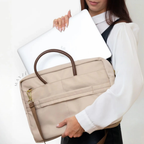 Bolsa Para Notebook Acadêmica Verena, Loja Mayzê Oficial, Loja Mayzê, Mayzê, mayze, Loja de bolsas, bolsas, bolsa de couro, bolsa pro dia a dia, crossbody, tiracolo, bolsa em alta, bolsa na moda, bolsa tiktok, bolsa instagram, bolsa em conta, bolsa em promoção, frete grátis, bolsa em promoção, bolsa com divisorias, bolsa bonita, bolsa pratica, bolsa Marrom, bolsa preta,  bolsa diferente, bolsa elegante, bolsa chique, bolsa bonita, notebook, bolsa para notebook, www.lojamayze.com.br, www.lojamayze.com