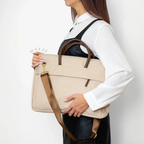Bolsa Para Notebook Acadêmica Verena, Loja Mayzê Oficial, Loja Mayzê, Mayzê, mayze, Loja de bolsas, bolsas, bolsa de couro, bolsa pro dia a dia, crossbody, tiracolo, bolsa em alta, bolsa na moda, bolsa tiktok, bolsa instagram, bolsa em conta, bolsa em promoção, frete grátis, bolsa em promoção, bolsa com divisorias, bolsa bonita, bolsa pratica, bolsa Marrom, bolsa preta,  bolsa diferente, bolsa elegante, bolsa chique, bolsa bonita, notebook, bolsa para notebook, www.lojamayze.com.br, www.lojamayze.com