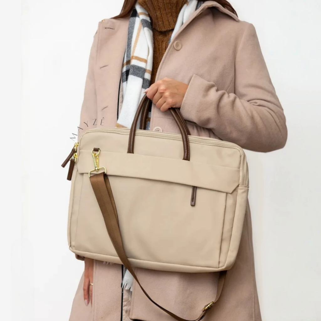 Bolsa Para Notebook Acadêmica Verena, Loja Mayzê Oficial, Loja Mayzê, Mayzê, mayze, Loja de bolsas, bolsas, bolsa de couro, bolsa pro dia a dia, crossbody, tiracolo, bolsa em alta, bolsa na moda, bolsa tiktok, bolsa instagram, bolsa em conta, bolsa em promoção, frete grátis, bolsa em promoção, bolsa com divisorias, bolsa bonita, bolsa pratica, bolsa Marrom, bolsa preta,  bolsa diferente, bolsa elegante, bolsa chique, bolsa bonita, notebook, bolsa para notebook, www.lojamayze.com.br, www.lojamayze.com