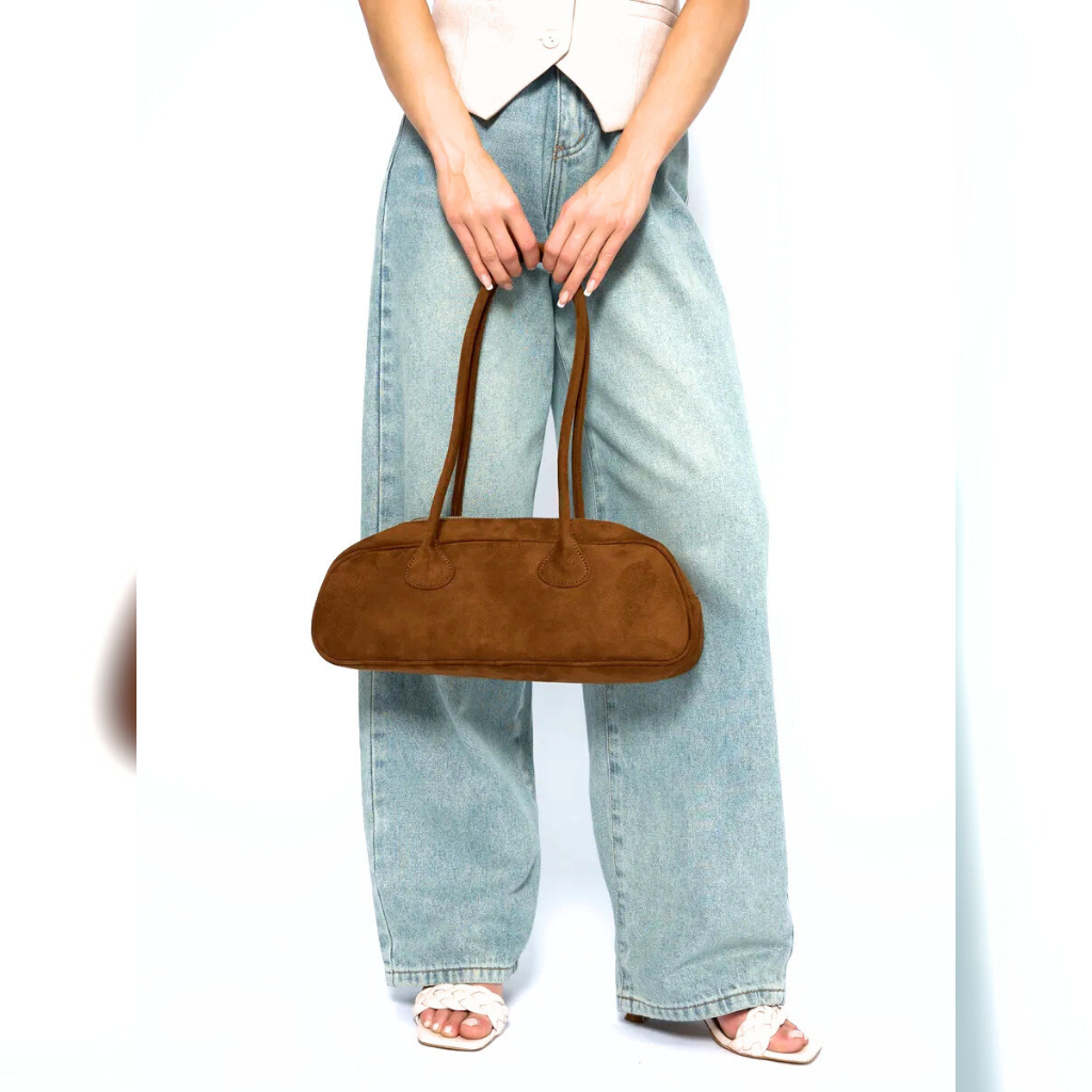 Bolsa Baguete Acamurçada Média Fantine, Loja Mayzê, camurça, bolsa de camurça mayze, lojamayze.com, lojamayze.com.br