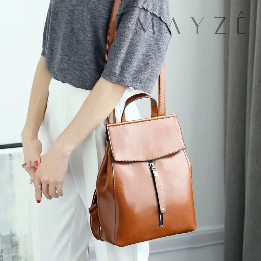 Bolsa Couro Legítimo Acadêmica Iris, Loja Mayzê Oficial, Mayzê, loja mayze, mochila de escola, mochila de couro, bolsa de couro, mochila para faculdade, mochila para escola, bolsa feminina, bolsa tiracolo, bolsa média, bolsa em alta, bolsa para faculdade, lojamayze.com.br, lojamayze.com