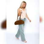 Bolsa Baguete Acamurçada Média Fantine, Loja Mayzê, camurça, bolsa de camurça mayze, lojamayze.com, lojamayze.com.br