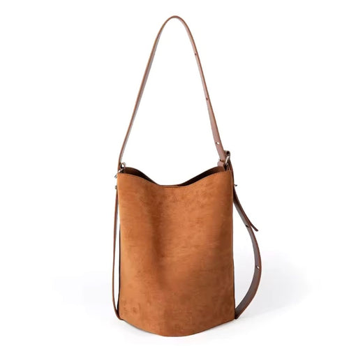 Bolsa Tiracolo Acamurçada Bucket Louise, Loja Mayzê, camurça, bolsa de camurça mayze, lojamayze.com, lojamayze.com.br