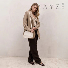 Bolsa de Ombro Minimalista Isabel, Loja Mayzê, Bolsa Isabel, bolsa de grife, bolsa diferente, bolsa em alta, bolsa da moda, bolsa imponente, bolsa de festa, bolsa de mão, bolsa em promoção, bolsa de couro, mayzê, mayze, lojamayze.com, lojamayze.com.br
