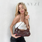 Bolsa Baguete Despojada Sofya, Loja Mayzê Oficial, Loja Mayzê, Mayzê, mayze, maize, loja maize, Loja de bolsas, bolsas, bolsa, bolsa Sofya, Sofya, bolsa de couro, bolsa pro dia a dia, showerbag, crossbory, bolsa em alta, bolsa na moda, bolsa tiktok, bolsa instagram, bolsa em conta, bolsa em promoção, frete grátis, bolsa em promoção, bolsa com divisorias, bolsa media, bolsa pratica, bolsa diferente, bolsa elegante, bolsa chique, bolsa chic, bolsa bonita, bolsa feminina, bolsa de mulher