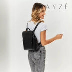 Bolsa Couro Legítimo Acadêmica Inara, Loja Mayzê Oficial, Mayzê, loja mayze, mochila de escolha, mochila de couro, bolsa de couro, mochila para faculdade, mochila para escola, bolsa feminina, bolsa tiracolo, bolsa média, bolsa em alta, bolsa para faculdade, lojamayze.com.br, lojamayze.com