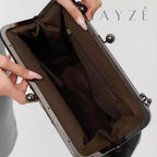 Bolsa Grande Fecho da Vovó Samara, Loja Mayzê Oficial, Loja Mayzê, Mayzê, mayze, maize, loja maize, Loja de bolsas, bolsas, bolsa, bolsa Samara, Samara, bolsa de couro, bolsa pro dia a dia, showerbag, crossbory, bolsa em alta, bolsa na moda, bolsa tiktok, bolsa instagram, bolsa em conta, bolsa feminina, bolsa para mulher, bolsa vintage
