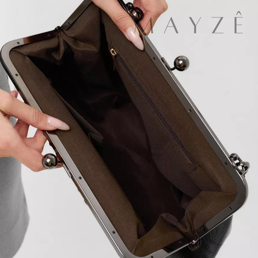 Bolsa Grande Fecho da Vovó Samara, Loja Mayzê Oficial, Loja Mayzê, Mayzê, mayze, maize, loja maize, Loja de bolsas, bolsas, bolsa, bolsa Samara, Samara, bolsa de couro, bolsa pro dia a dia, showerbag, crossbory, bolsa em alta, bolsa na moda, bolsa tiktok, bolsa instagram, bolsa em conta, bolsa feminina, bolsa para mulher, bolsa vintage