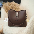 Bolsa Bucket Média Lana, Loja Mayzê Oficial, Loja Mayzê, Mayzê, mayze, Loja de bolsas, bolsas, bolsa, bolsa lisa, Lisa, bolsa de couro, bolsa pro dia a dia, crossbody, tiracolo, bolsa em alta, bolsa na moda, bolsa tiktok, bolsa instagram, bolsa em conta, bolsa em promoção, frete grátis, bolsa em promoção, bolsa com divisorias, bolsa bonita, bolsa pratica, bolsa Marrom, bolsa preta,  bolsa diferente, bolsa elegante, bolsa chique, bolsa chic, bolsa bonita, lojamayze.com, lojamayze.com.br