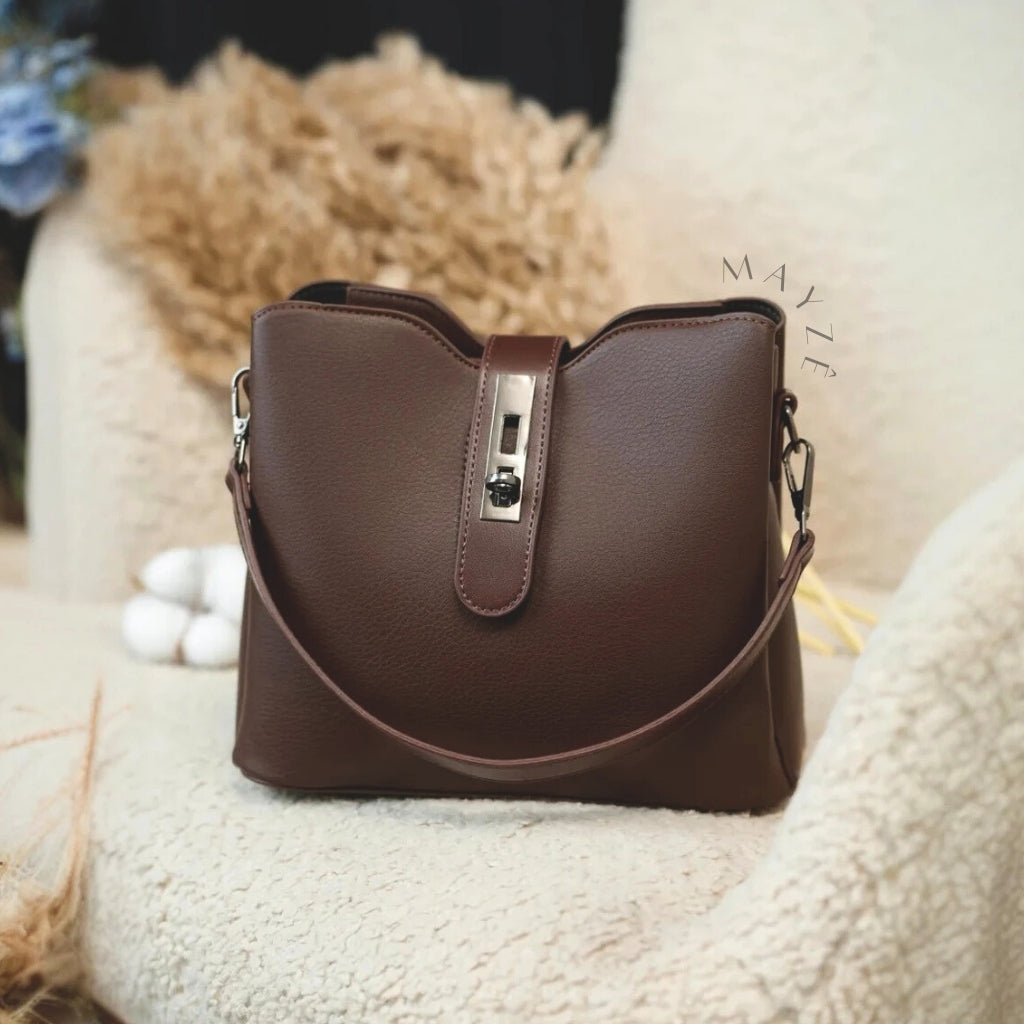 Bolsa Bucket Média Lana, Loja Mayzê Oficial, Loja Mayzê, Mayzê, mayze, Loja de bolsas, bolsas, bolsa, bolsa lisa, Lisa, bolsa de couro, bolsa pro dia a dia, crossbody, tiracolo, bolsa em alta, bolsa na moda, bolsa tiktok, bolsa instagram, bolsa em conta, bolsa em promoção, frete grátis, bolsa em promoção, bolsa com divisorias, bolsa bonita, bolsa pratica, bolsa Marrom, bolsa preta,  bolsa diferente, bolsa elegante, bolsa chique, bolsa chic, bolsa bonita, lojamayze.com, lojamayze.com.br