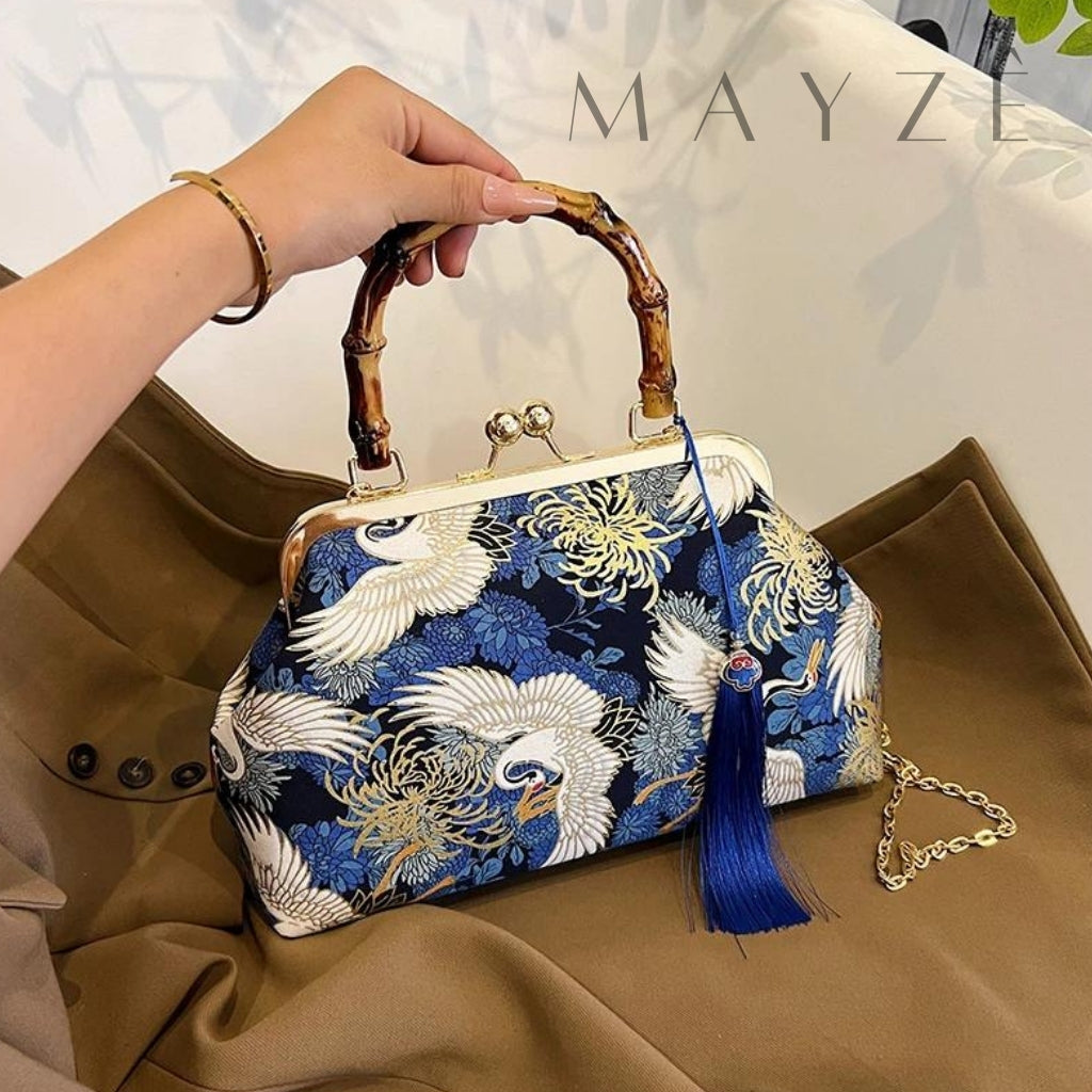 Bolsa Clássica Fecho da Vovó Yihwa, Loja Mayzê Oficial, Loja Mayzê, Mayzê, mayze, Loja de bolsas, bolsas, bolsa, bolsa Yihwa, Yihwa, bolsa de couro, bolsa pro dia a dia, bolsa de ombro, tiracolo, bolsa em alta, bolsa na moda, bolsa tiktok, bolsa instagram, bolsa em conta, bolsa em promoção, frete grátis, bolsa em promoção, bolsa com divisorias, bolsa grande, bolsa pratica, bolsa Marrom, bolsa Colorida,  bolsa diferente, bolsa elegante, bolsa chique, bolsa chic, bolsa bonita, lojamayze.com.br, lojamayze.com