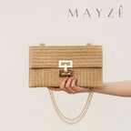 Bolsa de Palha Trabalhada Kelen, Loja Mayzê Oficial, Loja Mayzê, Mayzê, mayze, Loja de bolsas, bolsas, bolsa, bolsa Kelen, Kelen, Bolsa de praia, verão, mar, oceano, moda praia, domingo de praia, bolsa pro dia a dia, bolsa de ombro, bolsa em alta, bolsa na moda, bolsa tiktok, bolsa instagram, bolsa em conta, bolsa em promoção, frete grátis, bolsa em promoção, bolsa pequena, bolsa pratica, bolsa bege, bolsa marrom,  bolsa diferente, bolsa elegante, bolsa chique, bolsa chic, bolsa bonita