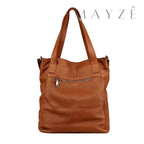 Bolsa Feminina Couro Legítimo Emma, Loja Mayzê, Bolsa Emma, bolsa de couro, bolsa de couro genuíno, bolsa de couro legítimo, bolsa durável, bolsa elegante, bolsa em alta, bolsa feminina, bolsa de mulher, bolsa versátil, bolsa da moda, bolsa de luxo, bolsa de grife, bolsa média, bolsa para o dia a dia, bolsa para uso diário, bolsa em promoção, bolsa da arezzo, bolsa da louis vuitton, bolsa da chanel, bolsa da gucci, mayze, loja mayze, www.lojamayze.com.br,www.lojamayze.com