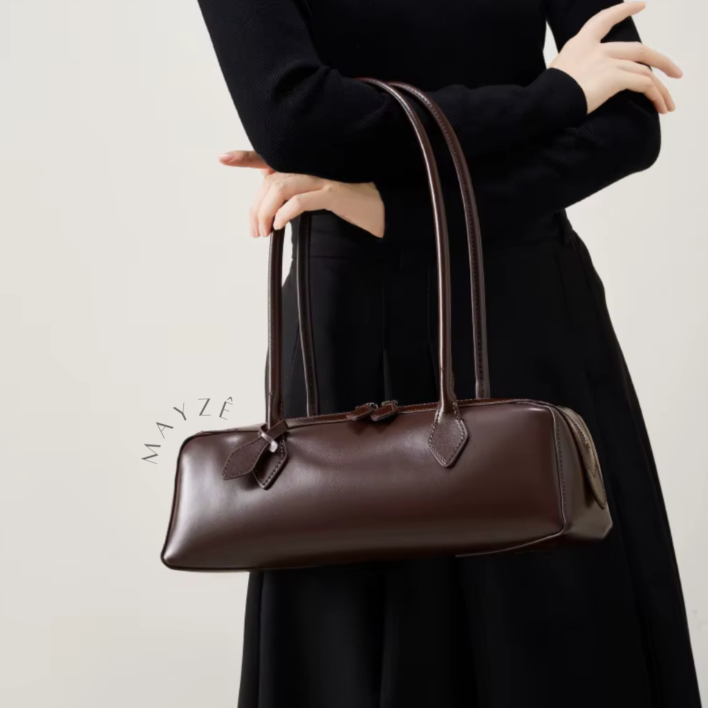 Bolsa French Baguete Couro Legítimo Bia, Loja Mayzê, bolsa baguetti, bolsa de boston, bolsa de grife, bolsa de luxo, bolsa em alta, bolsa feminina, bolsa de couro, bolsa elegante, bolsa famosa, bolsa da influencer, bolsa em promoção, mayze, lojamayze.com, lojamayze.com.br