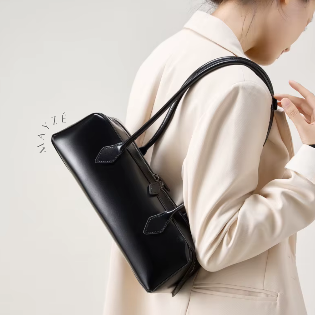 Bolsa French Baguete Couro Legítimo Bia, Loja Mayzê, bolsa baguetti, bolsa de boston, bolsa de grife, bolsa de luxo, bolsa em alta, bolsa feminina, bolsa de couro, bolsa elegante, bolsa famosa, bolsa da influencer, bolsa em promoção, mayze, lojamayze.com, lojamayze.com.br