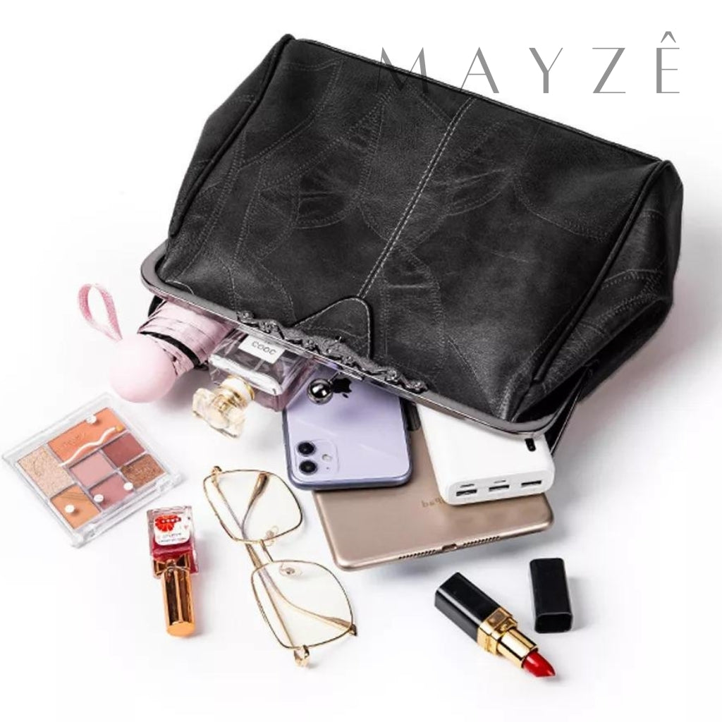 Bolsa Grande Fecho da Vovó Samara, Loja Mayzê Oficial, Loja Mayzê, Mayzê, mayze, maize, loja maize, Loja de bolsas, bolsas, bolsa, bolsa Samara, Samara, bolsa de couro, bolsa pro dia a dia, showerbag, crossbory, bolsa em alta, bolsa na moda, bolsa tiktok, bolsa instagram, bolsa em conta, bolsa feminina, bolsa para mulher, bolsa vintage