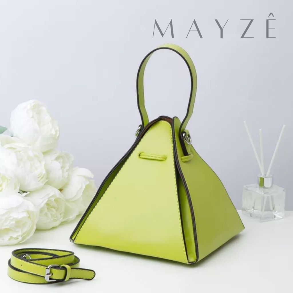 Bolsa Tiracolo Geométrica Melinda, Loja Mayzê, Bolsa Melinda, bolsa geométrica, bolsa triângulo, bolsa triangular, bolsa de couro, bolsa em promoção, bolsa de festa, bolsa chique, bolsa de grife, bolsa em alta, mayzê, mayze, lojamayze.com, lojamayze.com.br