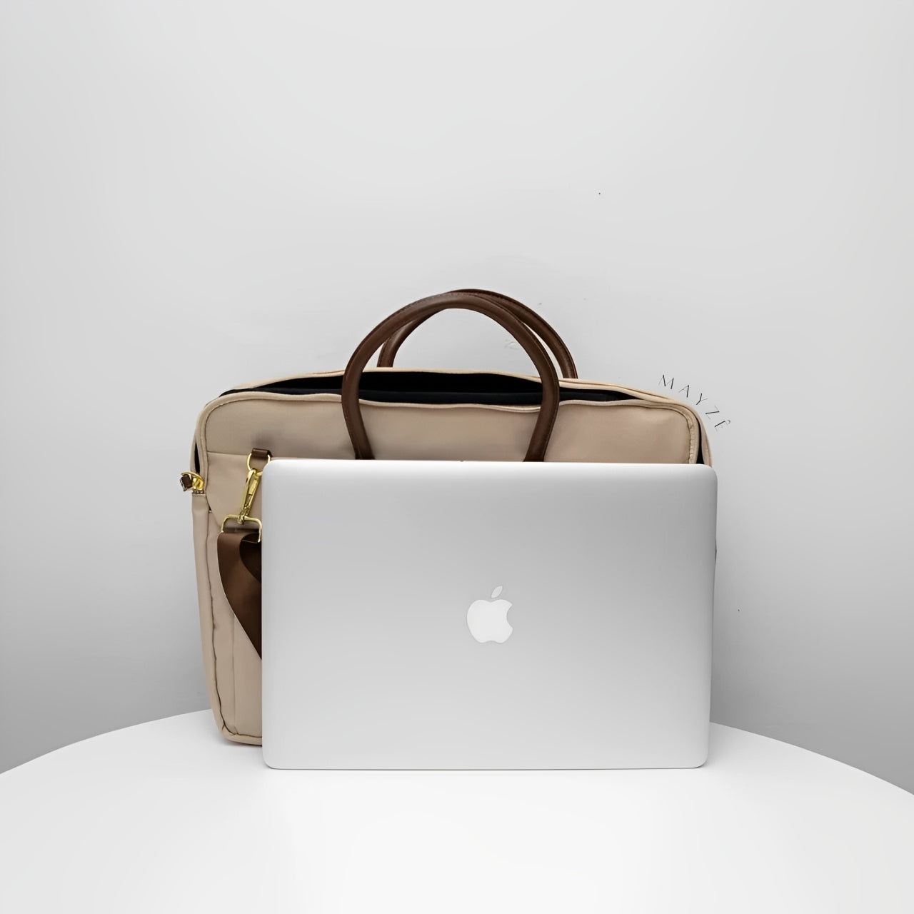 Bolsa Para Notebook Acadêmica Verena, Loja Mayzê Oficial, Loja Mayzê, Mayzê, mayze, Loja de bolsas, bolsas, bolsa de couro, bolsa pro dia a dia, crossbody, tiracolo, bolsa em alta, bolsa na moda, bolsa tiktok, bolsa instagram, bolsa em conta, bolsa em promoção, frete grátis, bolsa em promoção, bolsa com divisorias, bolsa bonita, bolsa pratica, bolsa Marrom, bolsa preta,  bolsa diferente, bolsa elegante, bolsa chique, bolsa bonita, notebook, bolsa para notebook, www.lojamayze.com.br, www.lojamayze.com