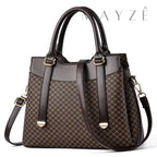 Bolsa Clássica Handbag Média Laura, Loja Mayzê Oficial, Loja Mayzê, Mayzê, mayze, Loja de bolsas, bolsas, bolsa, bolsa Laura, Laura, bolsa de couro, bolsa pro dia a dia, bolsa de ombro, tiracolo, bolsa em alta, bolsa na moda, bolsa tiktok, bolsa instagram, bolsa em conta, bolsa em promoção, frete grátis, bolsa em promoção, bolsa com divisorias, bolsa grande, bolsa pratica, bolsa branca, bolsa preta,  bolsa diferente, bolsa elegante, bolsa chique, bolsa chic, bolsa bonita