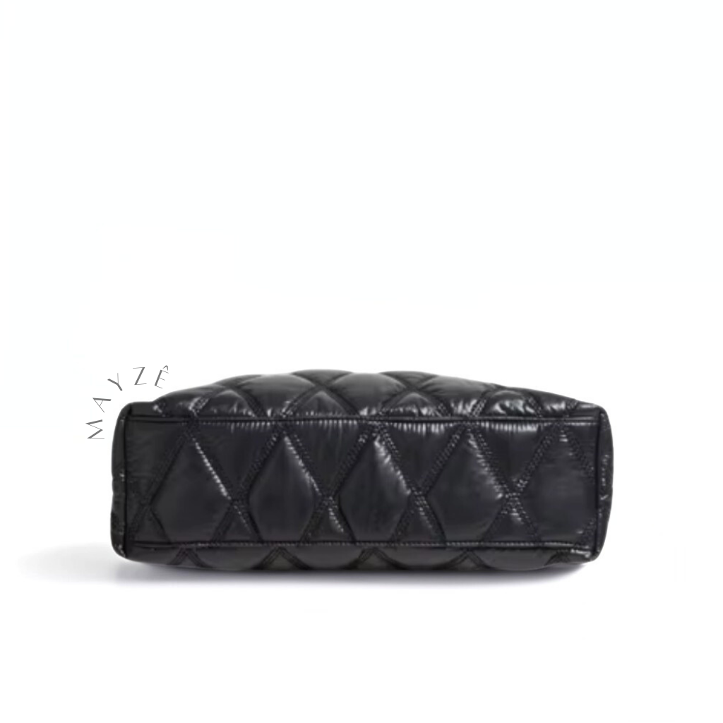 Bolsa Feminina Puffer Rebeca, Bolsa Puffer Média Rebeca, Loja Mayzê, Bolsa Thalya, Bolsa soft, bolsa elegante, bolsa moderna, bolsa chique, bolsa européia, bolsa de luxo, bolsa de frio, bolsa confortável, bolsa em promoção, bolsa de material alcochoado, mayze, mayzê, www.lojamayze.com.br, www.lojamayze.com