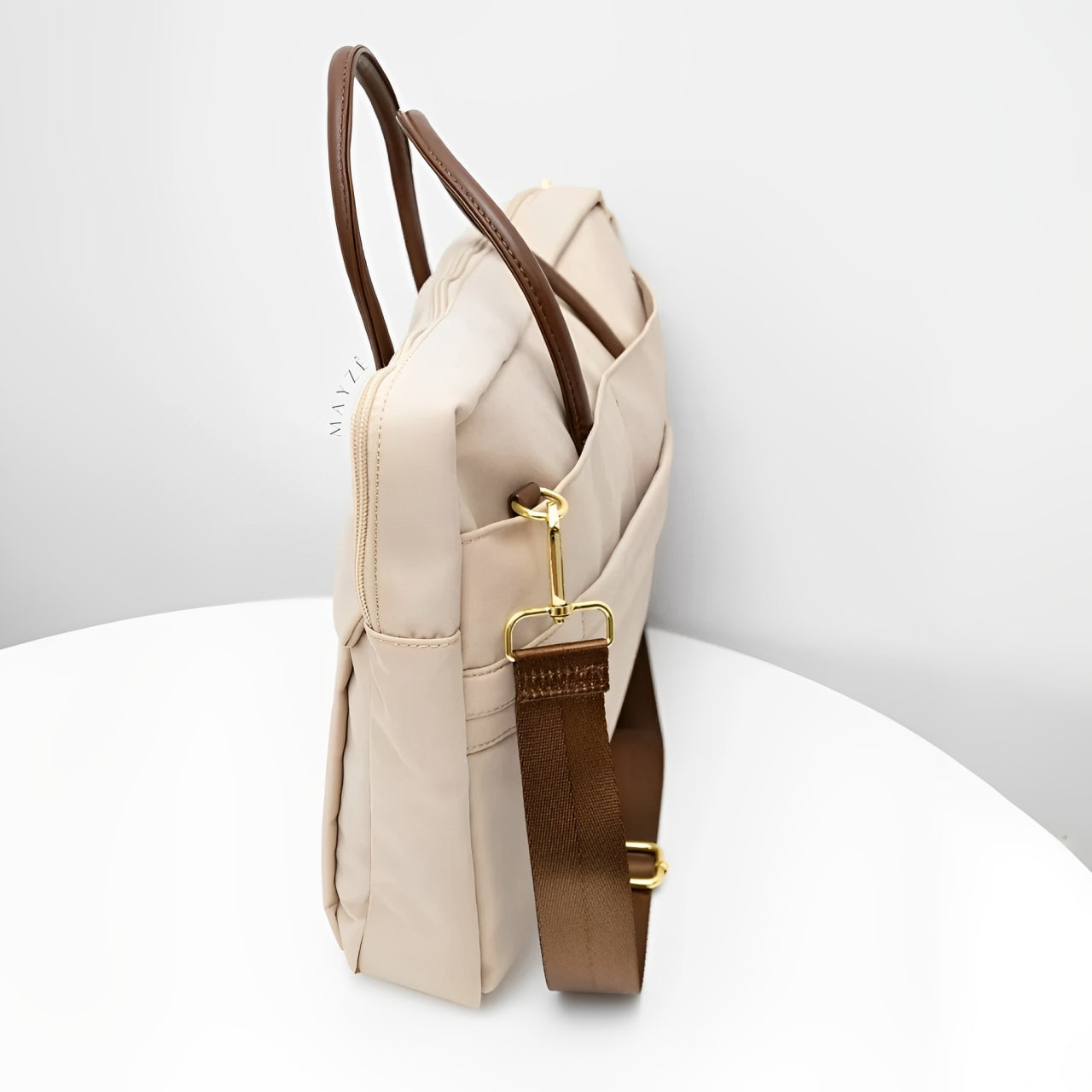 Bolsa Para Notebook Acadêmica Verena, Loja Mayzê Oficial, Loja Mayzê, Mayzê, mayze, Loja de bolsas, bolsas, bolsa de couro, bolsa pro dia a dia, crossbody, tiracolo, bolsa em alta, bolsa na moda, bolsa tiktok, bolsa instagram, bolsa em conta, bolsa em promoção, frete grátis, bolsa em promoção, bolsa com divisorias, bolsa bonita, bolsa pratica, bolsa Marrom, bolsa preta,  bolsa diferente, bolsa elegante, bolsa chique, bolsa bonita, notebook, bolsa para notebook, www.lojamayze.com.br, www.lojamayze.com