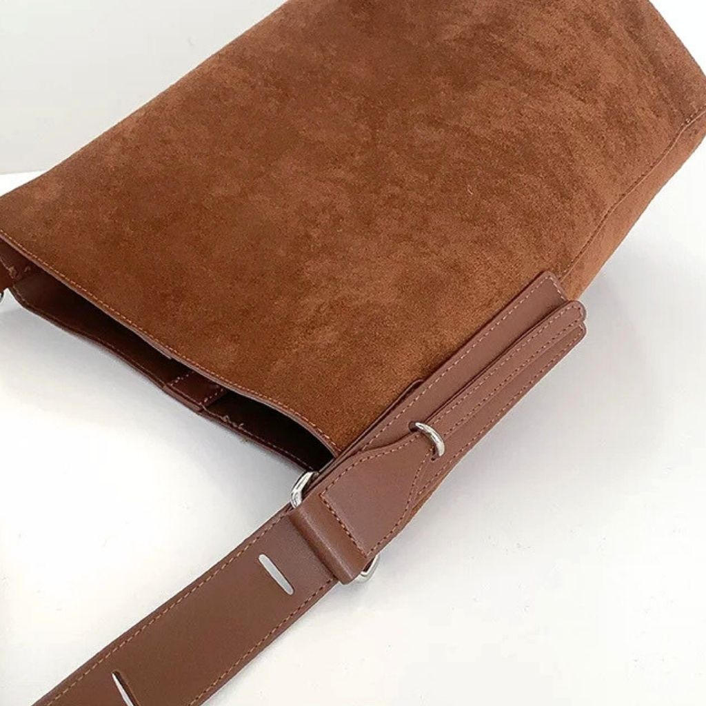 Bolsa Tiracolo Acamurçada Bucket Louise, Loja Mayzê, camurça, bolsa de camurça mayze, lojamayze.com, lojamayze.com.br