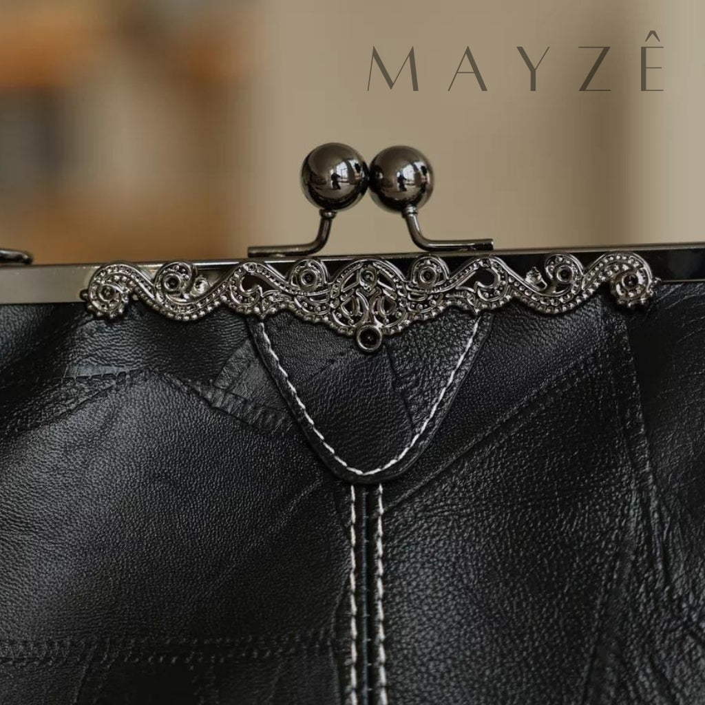 Bolsa Grande Fecho da Vovó Samara, Loja Mayzê Oficial, Loja Mayzê, Mayzê, mayze, maize, loja maize, Loja de bolsas, bolsas, bolsa, bolsa Samara, Samara, bolsa de couro, bolsa pro dia a dia, showerbag, crossbory, bolsa em alta, bolsa na moda, bolsa tiktok, bolsa instagram, bolsa em conta, bolsa feminina, bolsa para mulher, bolsa vintage