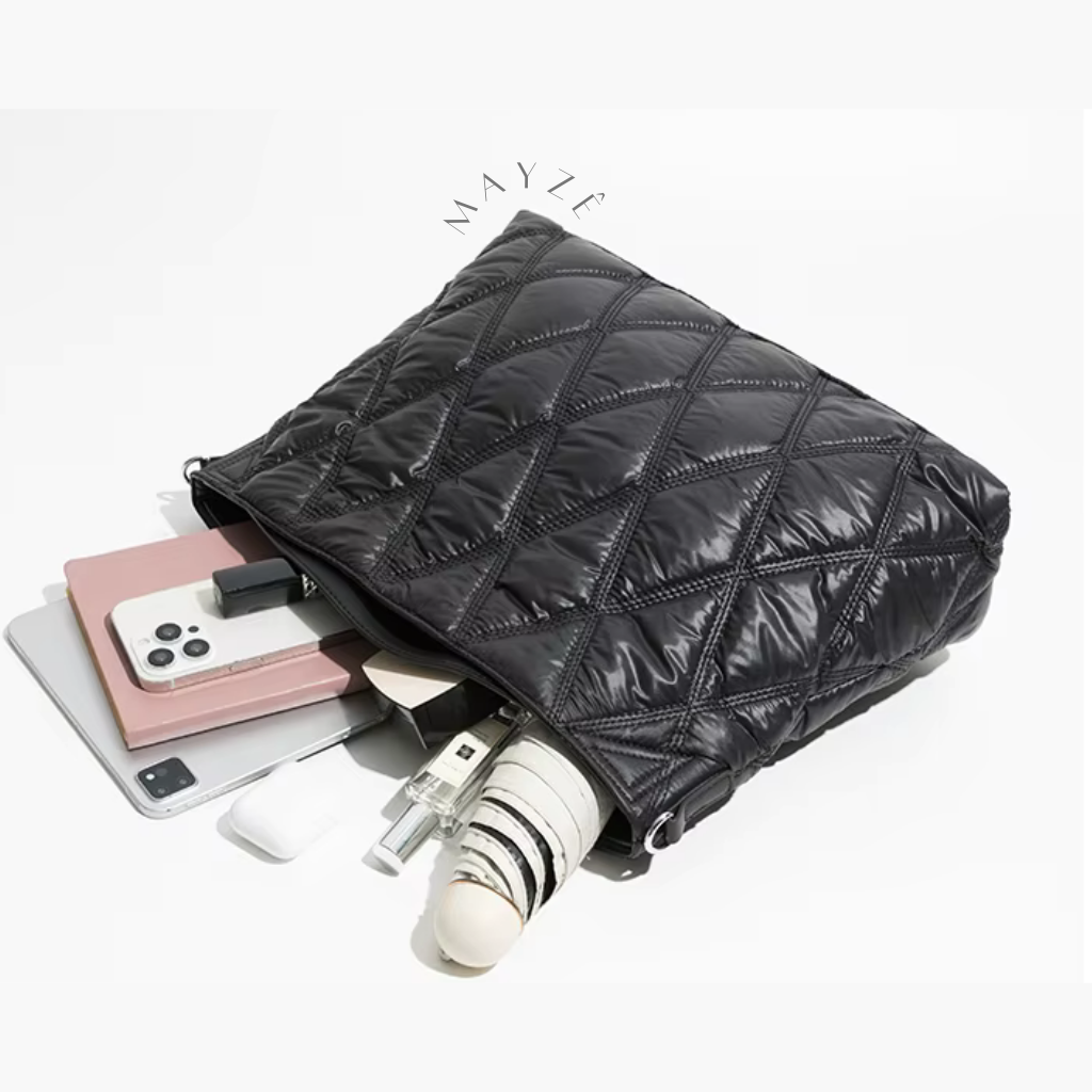 Bolsa Feminina Puffer Rebeca, Bolsa Puffer Média Rebeca, Loja Mayzê, Bolsa Thalya, Bolsa soft, bolsa elegante, bolsa moderna, bolsa chique, bolsa européia, bolsa de luxo, bolsa de frio, bolsa confortável, bolsa em promoção, bolsa de material alcochoado, mayze, mayzê, www.lojamayze.com.br, www.lojamayze.com