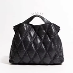 Bolsa Feminina Puffer Rebeca, Bolsa Puffer Média Rebeca, Loja Mayzê, Bolsa Thalya, Bolsa soft, bolsa elegante, bolsa moderna, bolsa chique, bolsa européia, bolsa de luxo, bolsa de frio, bolsa confortável, bolsa em promoção, bolsa de material alcochoado, mayze, mayzê, www.lojamayze.com.br, www.lojamayze.com