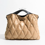 Bolsa Feminina Puffer Rebeca, Bolsa Puffer Média Rebeca, Loja Mayzê, Bolsa Thalya, Bolsa soft, bolsa elegante, bolsa moderna, bolsa chique, bolsa européia, bolsa de luxo, bolsa de frio, bolsa confortável, bolsa em promoção, bolsa de material alcochoado, mayze, mayzê, www.lojamayze.com.br, www.lojamayze.com