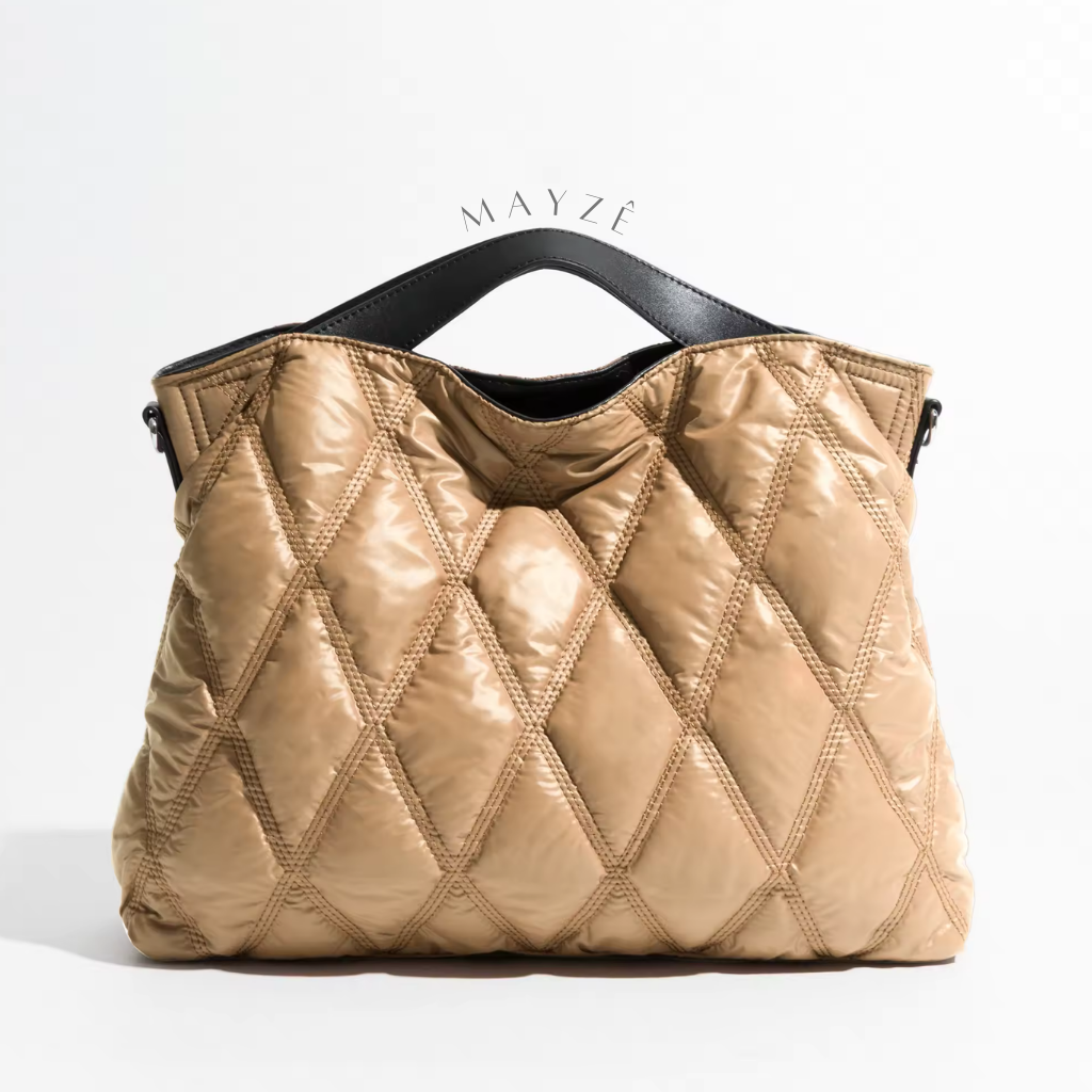 Bolsa Feminina Puffer Rebeca, Bolsa Puffer Média Rebeca, Loja Mayzê, Bolsa Thalya, Bolsa soft, bolsa elegante, bolsa moderna, bolsa chique, bolsa européia, bolsa de luxo, bolsa de frio, bolsa confortável, bolsa em promoção, bolsa de material alcochoado, mayze, mayzê, www.lojamayze.com.br, www.lojamayze.com