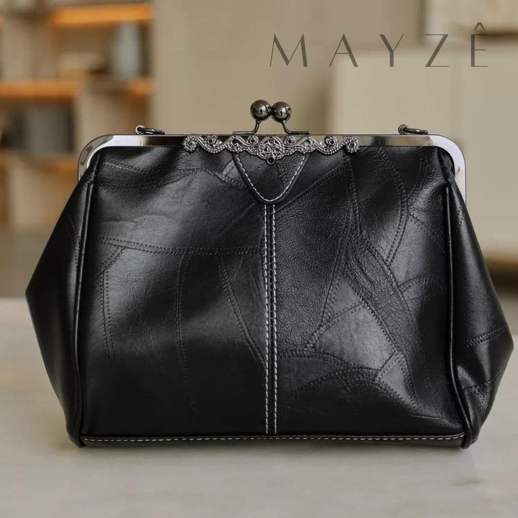 Bolsa Grande Fecho da Vovó Samara, Loja Mayzê Oficial, Loja Mayzê, Mayzê, mayze, maize, loja maize, Loja de bolsas, bolsas, bolsa, bolsa Samara, Samara, bolsa de couro, bolsa pro dia a dia, showerbag, crossbory, bolsa em alta, bolsa na moda, bolsa tiktok, bolsa instagram, bolsa em conta, bolsa feminina, bolsa para mulher, bolsa vintage