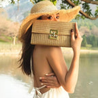 Loja Mayzê Oficial, Loja Mayzê, Mayzê, mayze, Loja de bolsas, bolsas, bolsa, bolsa Kelen, Kelen, Bolsa de praia, verão, mar, oceano, moda praia, domingo de praia, bolsa pro dia a dia, bolsa de ombro, bolsa em alta, bolsa na moda, bolsa tiktok, bolsa instagram, bolsa em conta, bolsa em promoção, frete grátis, bolsa em promoção, bolsa pequena, bolsa pratica, bolsa bege, bolsa marrom,  bolsa diferente, bolsa elegante, bolsa chique, bolsa chic, bolsa bonita, lojamayze.com, lojamayze.com.br