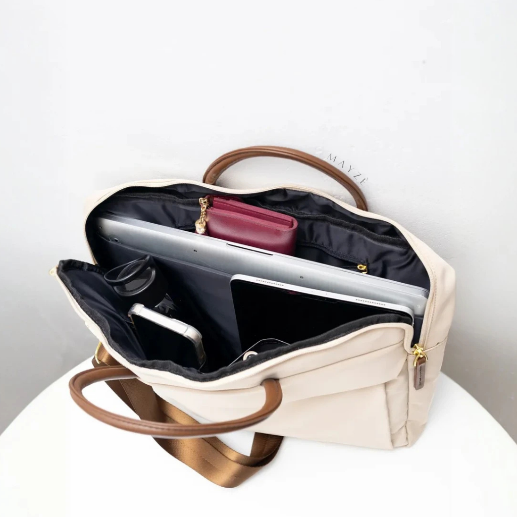 Bolsa Para Notebook Acadêmica Verena, Loja Mayzê Oficial, Loja Mayzê, Mayzê, mayze, Loja de bolsas, bolsas, bolsa de couro, bolsa pro dia a dia, crossbody, tiracolo, bolsa em alta, bolsa na moda, bolsa tiktok, bolsa instagram, bolsa em conta, bolsa em promoção, frete grátis, bolsa em promoção, bolsa com divisorias, bolsa bonita, bolsa pratica, bolsa Marrom, bolsa preta,  bolsa diferente, bolsa elegante, bolsa chique, bolsa bonita, notebook, bolsa para notebook, www.lojamayze.com.br, www.lojamayze.com