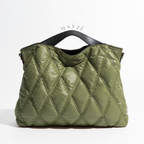 Bolsa Feminina Puffer Rebeca, Bolsa Puffer Média Rebeca, Loja Mayzê, Bolsa Thalya, Bolsa soft, bolsa elegante, bolsa moderna, bolsa chique, bolsa européia, bolsa de luxo, bolsa de frio, bolsa confortável, bolsa em promoção, bolsa de material alcochoado, mayze, mayzê, www.lojamayze.com.br, www.lojamayze.com