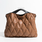 Bolsa Feminina Puffer Rebeca, Bolsa Puffer Média Rebeca, Loja Mayzê, Bolsa Thalya, Bolsa soft, bolsa elegante, bolsa moderna, bolsa chique, bolsa européia, bolsa de luxo, bolsa de frio, bolsa confortável, bolsa em promoção, bolsa de material alcochoado, mayze, mayzê, www.lojamayze.com.br, www.lojamayze.com