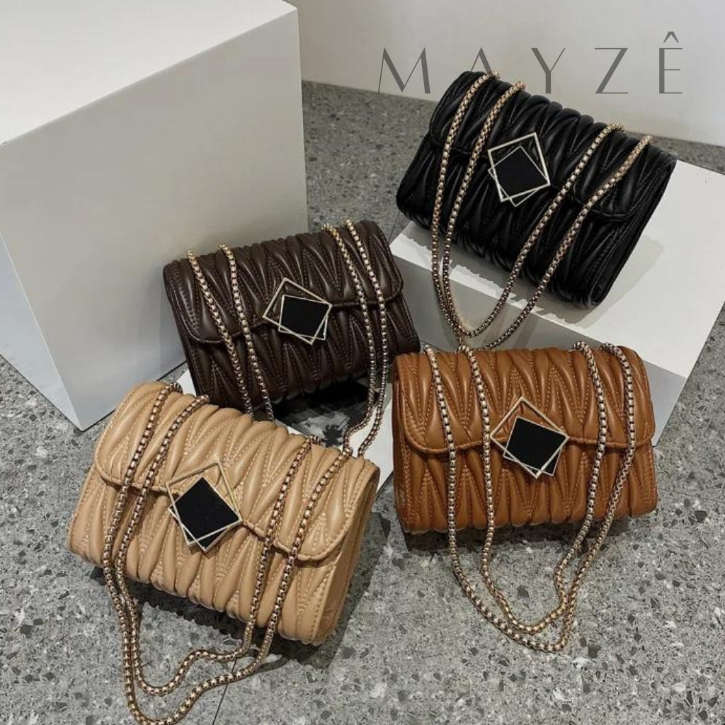 Bolsa Matelassê Flap Kimberly, Loja Mayzê, Bolsa Kimberly, bolsa de festa, bolsa elegante, bolsa em promoção, promoção de bolsa, bolsa feminina, tiracolo, bolsa preta, bolsa média, bolsa de couro, lojamayze.com.br, lojamayze.com