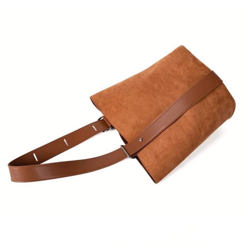 Bolsa Tiracolo Acamurçada Bucket Louise, Loja Mayzê, camurça, bolsa de camurça mayze, lojamayze.com, lojamayze.com.br