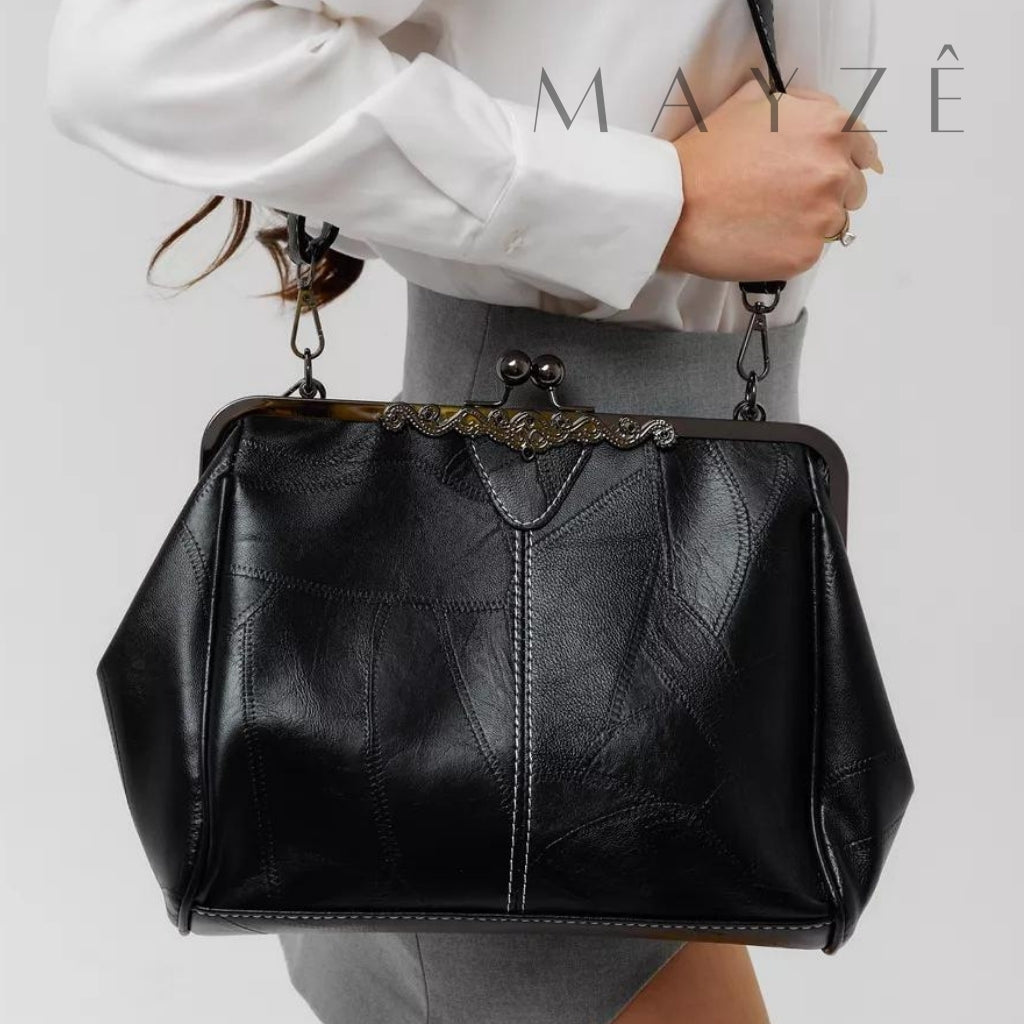 Bolsa Grande Fecho da Vovó Samara, Loja Mayzê Oficial, Loja Mayzê, Mayzê, mayze, maize, loja maize, Loja de bolsas, bolsas, bolsa, bolsa Samara, Samara, bolsa de couro, bolsa pro dia a dia, showerbag, crossbory, bolsa em alta, bolsa na moda, bolsa tiktok, bolsa instagram, bolsa em conta, bolsa feminina, bolsa para mulher, bolsa vintage